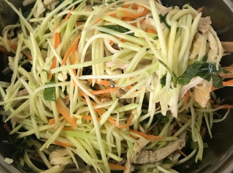 Gỏi xoài xanh trộn gà xé và rau thơm sợi mỏng