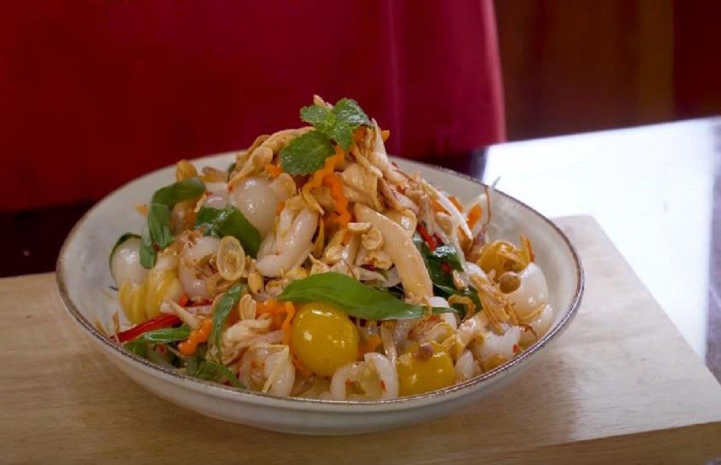 Món gỏi gà chôm chôm
