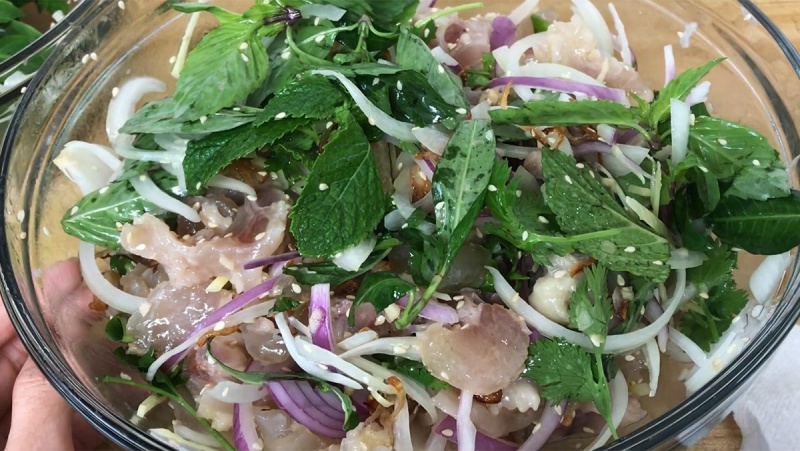 Trộn gân bò với rau thơm