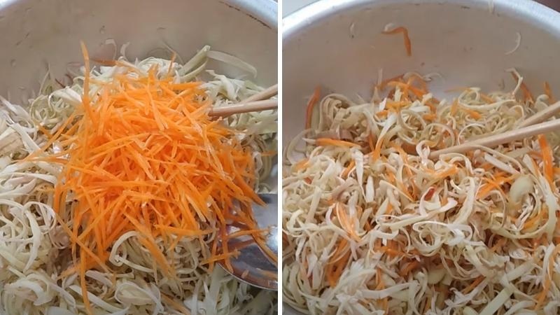 Hoa chuối bào và cà rốt trộn đều trong thau