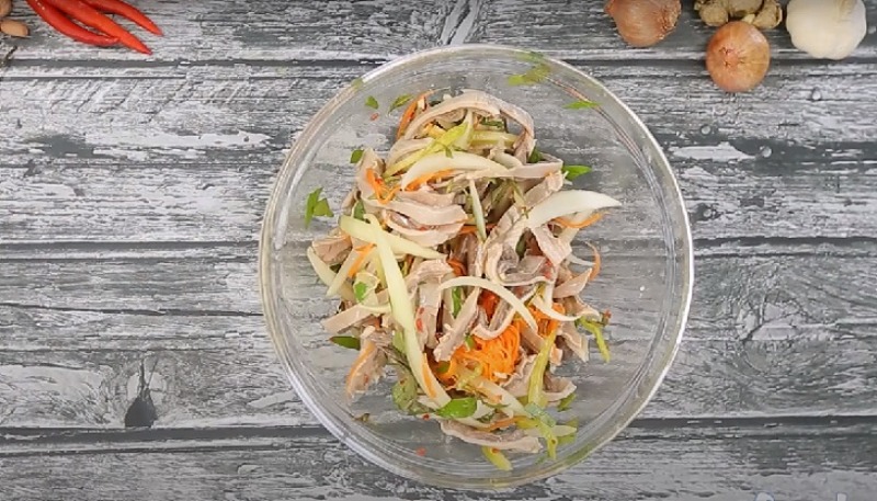 Bao tử heo trộn cùng khế, cà rốt, hành tây trong tô
