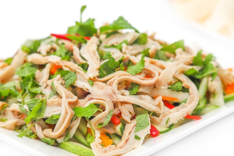 Gỏi bao tử heo trộn rau răm, cà rốt, dưa leo và ớt