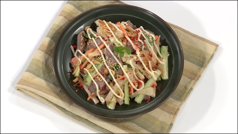 Gỏi lưỡi heo được bày ra tô