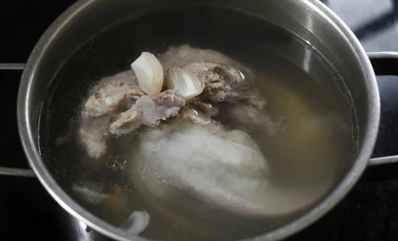 Lưỡi heo được luộc sơ cho sạch