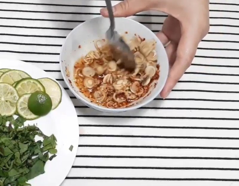 Pha bát nước chấm trộn gỏi
