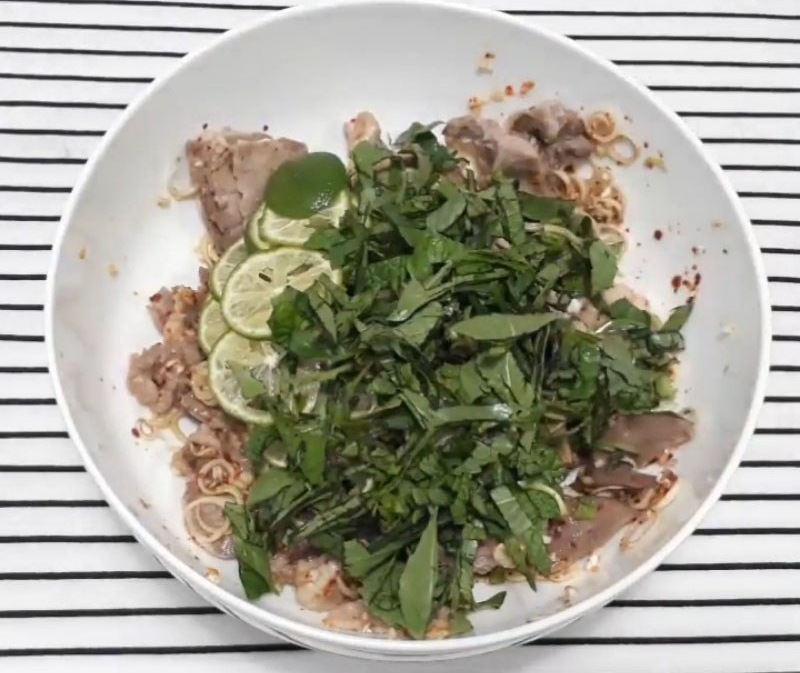 Trộn gỏi lưỡi heo với nước sốt chua cay