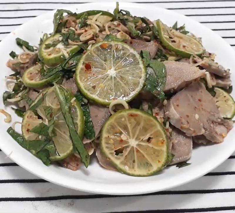 Món gỏi lưỡi heo chua cay trang trí thêm những lát chanh