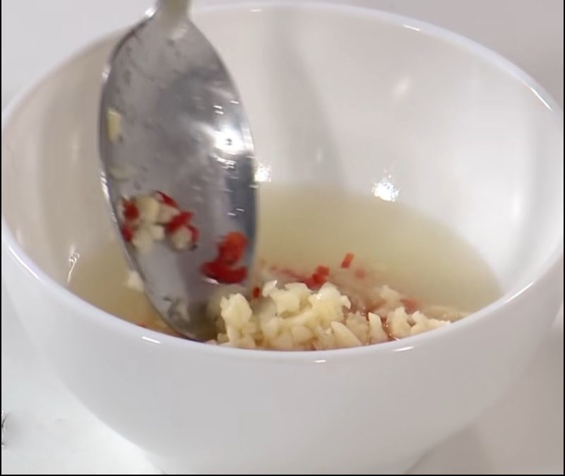 Bát nước sốt để chuẩn bị trộn gỏi
