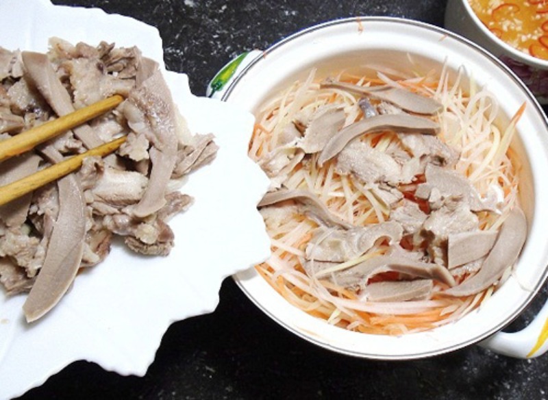 Lưỡi heo luộc thái lát trộn cùng đu đủ bào sợi 
