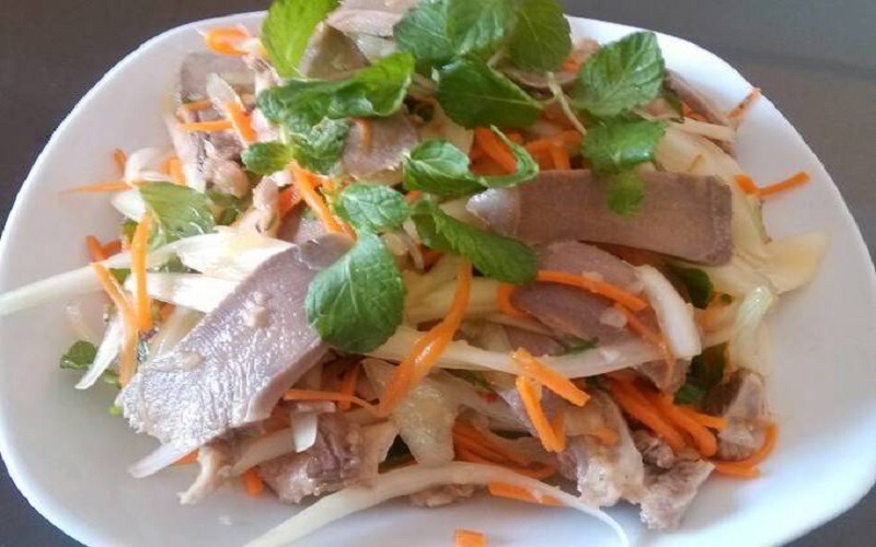 Món gỏi lưỡi heo với đu đủ, hành tây, cà rốt và rau húng