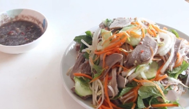 Đĩa gỏi lưỡi heo trộn rau củ ăn kèm chén mắm nêm