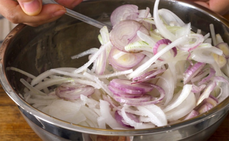 Sơ chế hành cho sạch sẽ