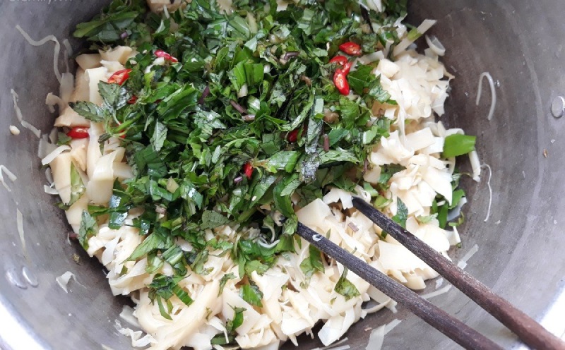 Trộn các nguyên liệu làm gỏi