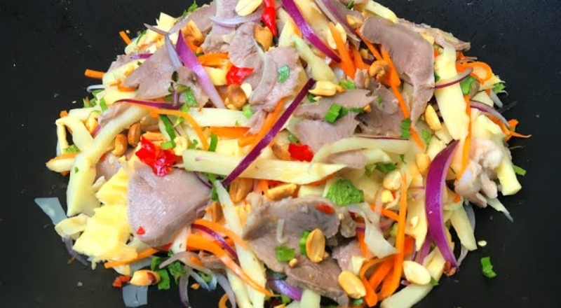 Thành phẩm món gỏi măng chua lưỡi heo