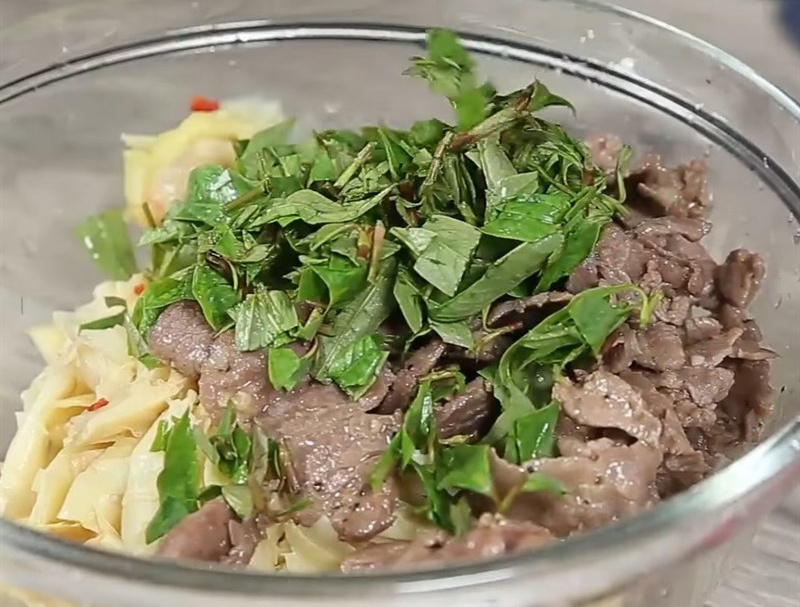 Trộn lưỡi heo với nước sốt