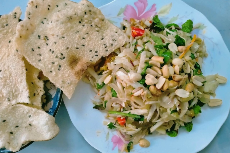Gỏi mít non ăn với bánh đa