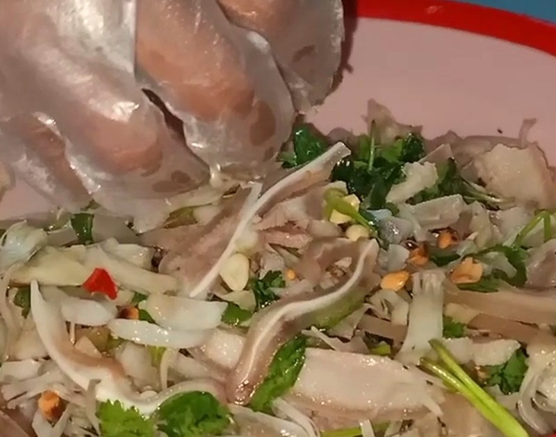 Trộn đều gỏi mít non tai heo chua cay thơm ngon