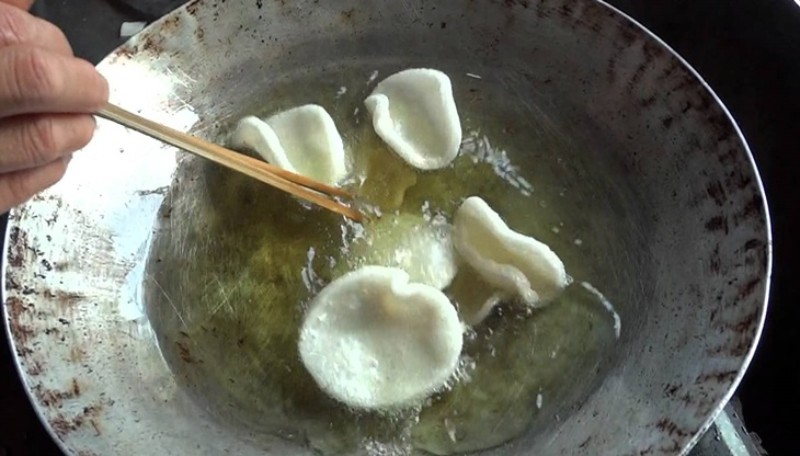 Tiến hành chiên giòn bánh phồng tôm