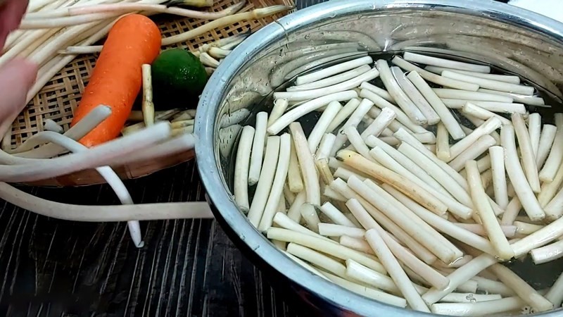 Sơ chế nguyên liệu làm gòi ngó sen thập cẩm