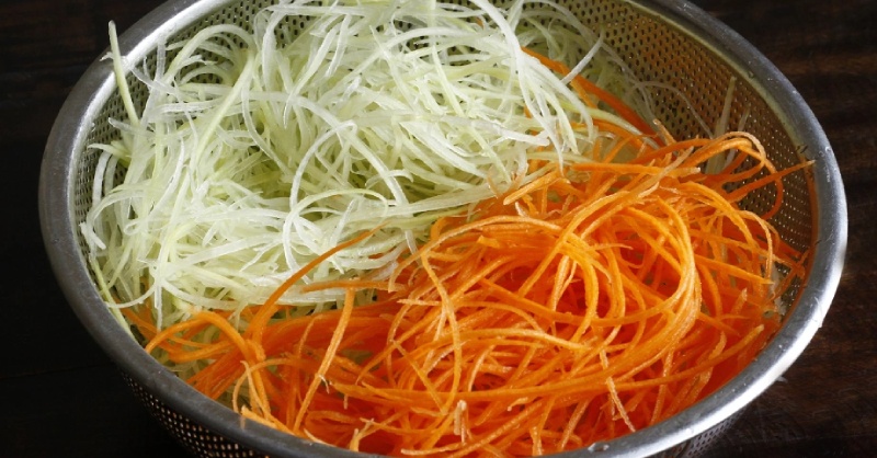 Đu đủ và cà rốt được bào sợi