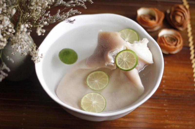 Tai heo ngâm đá và nước chanh cho trắng