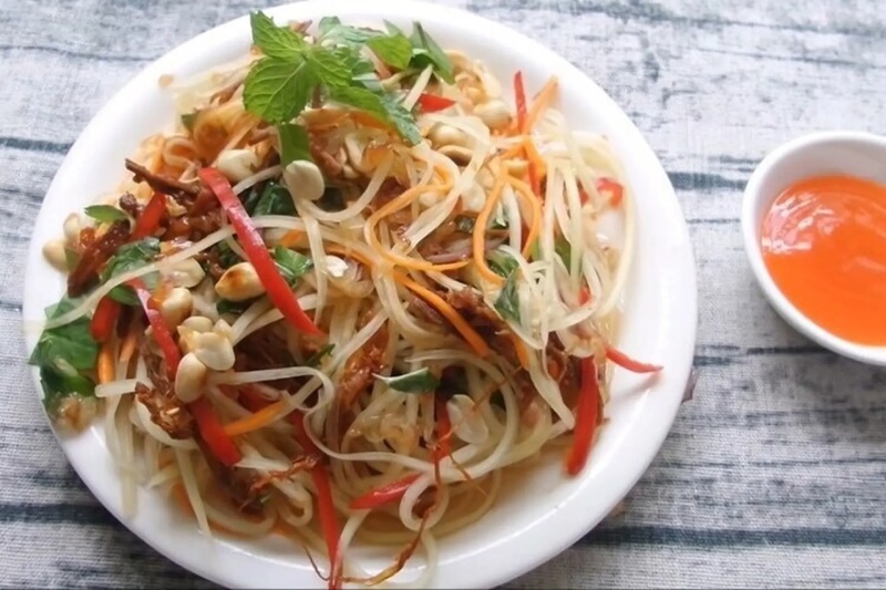 Trộn gỏi đu đủ tai heo kiểu thái