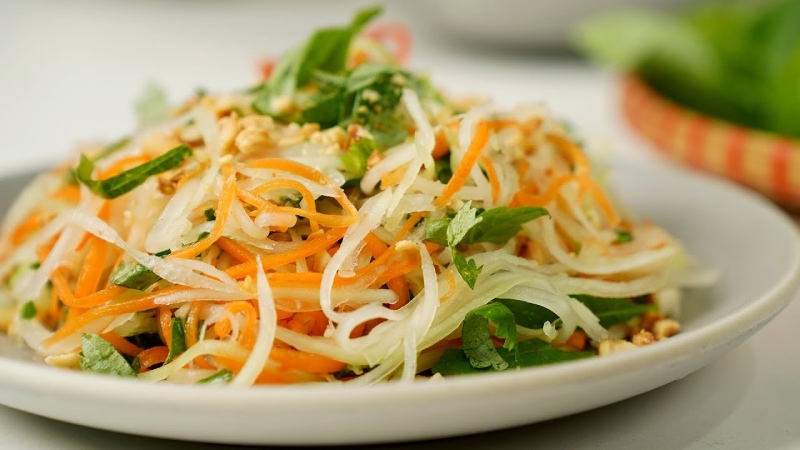 Gỏi đu đủ tai heo được dọn ra dĩa