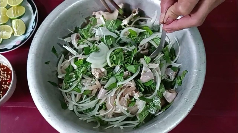 Gỏi lòng heo trộn hành tây và rau thơm