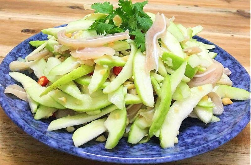 Gỏi tai heo ổi xanh giòn rụm, đậm đà hương vị