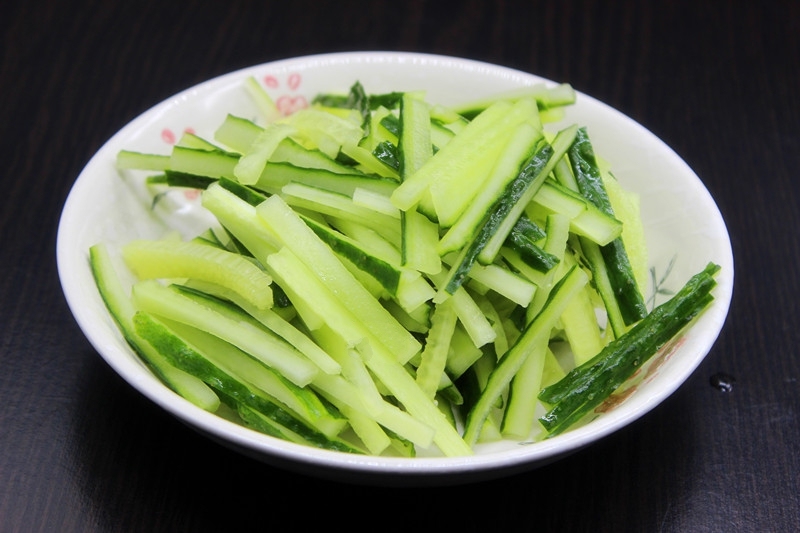 Thái dưa leo thật nhỏ