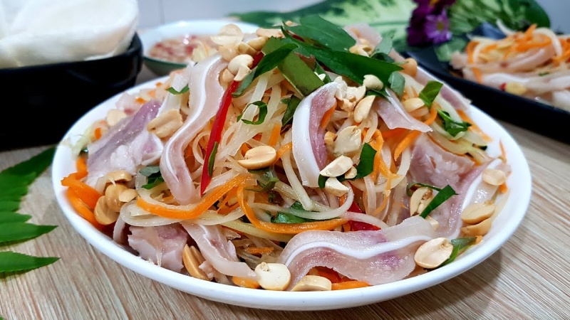 Gỏi tai heo bắp cải trộn cà rốt và đậu phộng