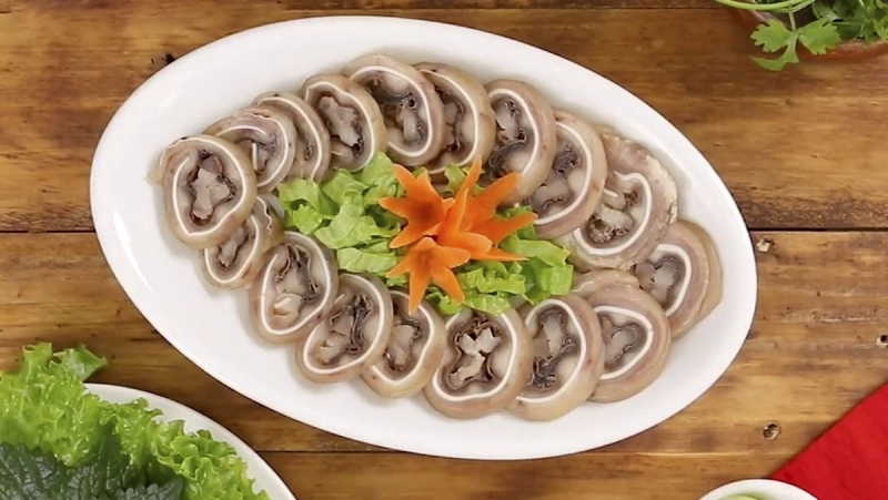 Tai heo cuộn mộc nhĩ trình bày đẹp mắt