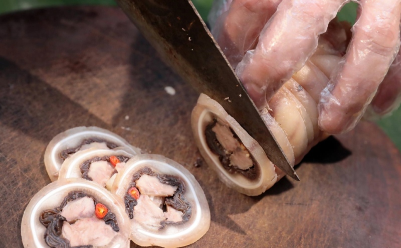 Thái lát tai heo cuộn sau khi để nguội
