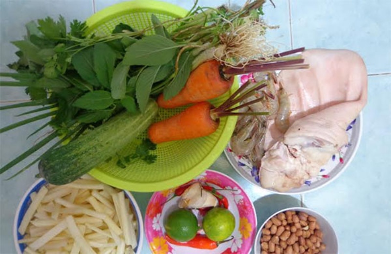 Nguyên liệu làm gỏi tai heo gồm tai heo, cà rốt, dưa leo, ngó sen