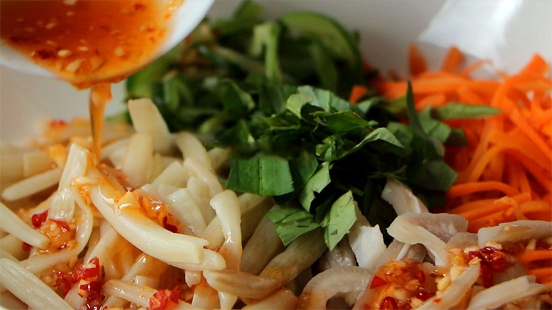 Món gỏi tai heo trộn ngó sen đẹp mắt