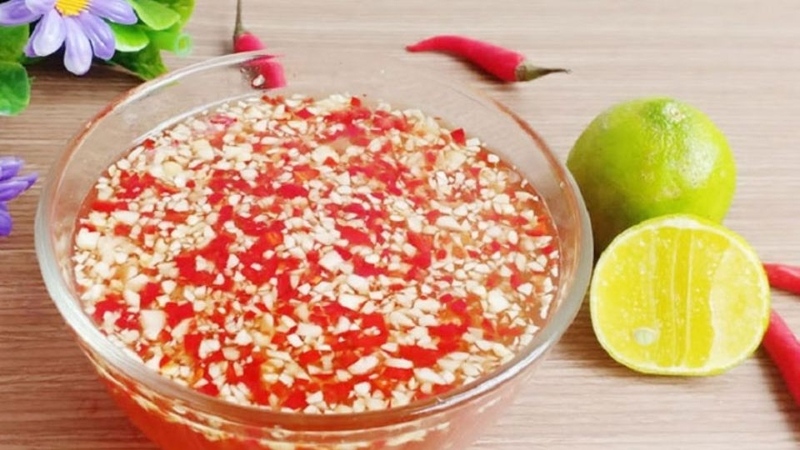 Chén nước mắm chua ngọt tỏi ớt ăn kèm gỏi