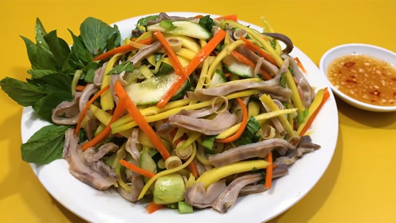 Đĩa gỏi bao tử heo xoài sống hấp dẫn ăn kèm rau thơm