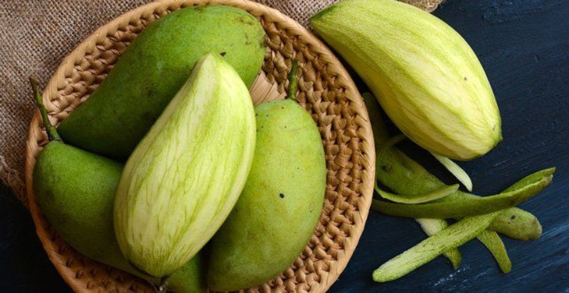 Sơ chế nguyên liệu làm gỏi xoài kiểu Thái