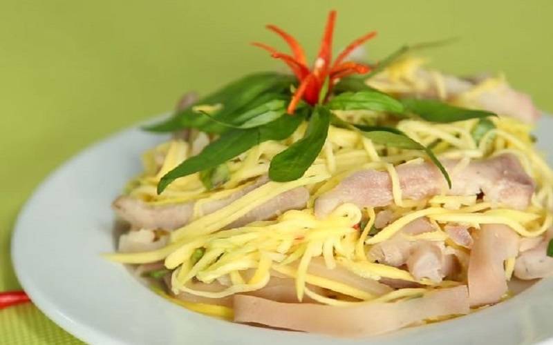 Thành phẩm món gỏi da heo với xoài