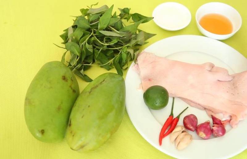 Nguyên liệu chính gồm xoài xanh, da heo
