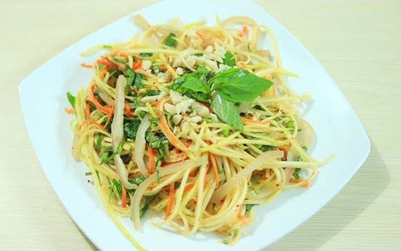 Đĩa gỏi xoài da heo giòn ngon, hấp dẫn