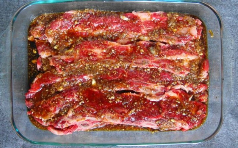 Ướp gia vị sa tế vào gù bò