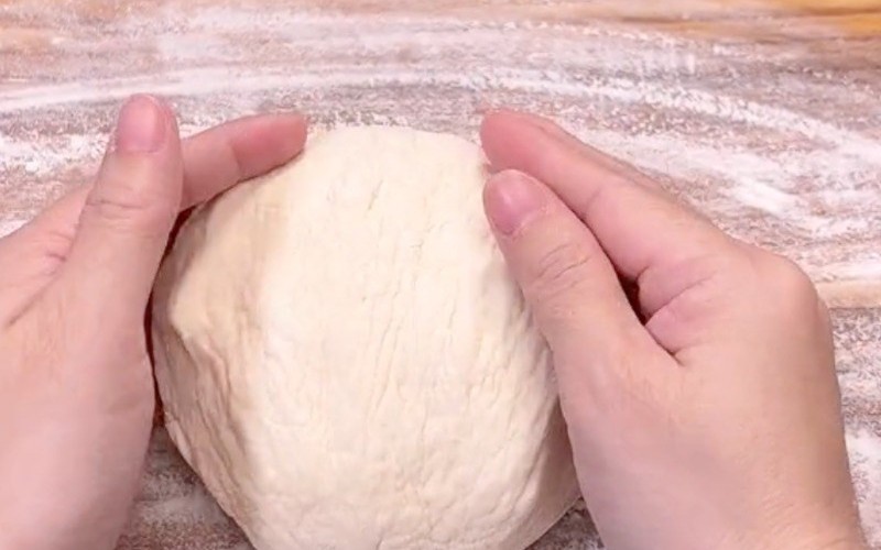 Trộn bột há cảo với một chút muối
