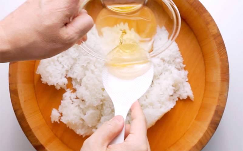 Sơ chế cơm nguội làm ham chay