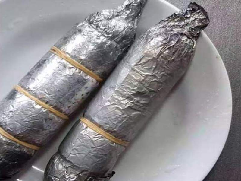 Gói và tạo hình ham chay trong giấy bạc