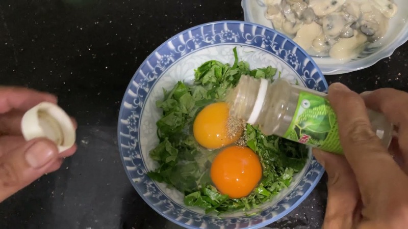 Trộn trứng với lá lốt và gia vị trước khi chiên hàu