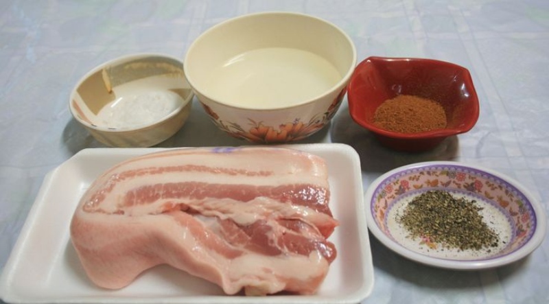 Nguyên liệu làm heo quay gồm thịt ba chỉ, muối, tiêu, bột nở, giấm