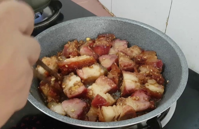 Xào heo quay đậm vị