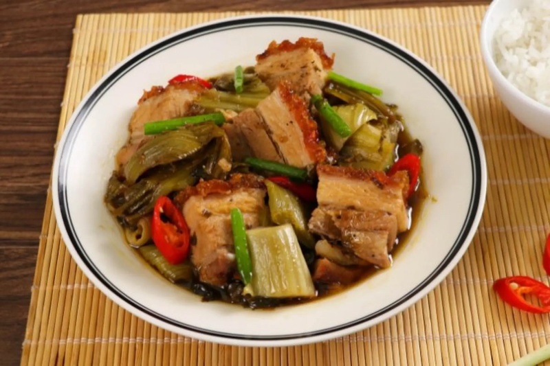 Đĩa heo quay kho cải cực hấp dẫn