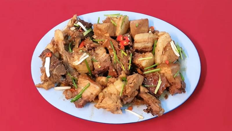 Thành phẩm món heo quay kho nước tương đậm đà
